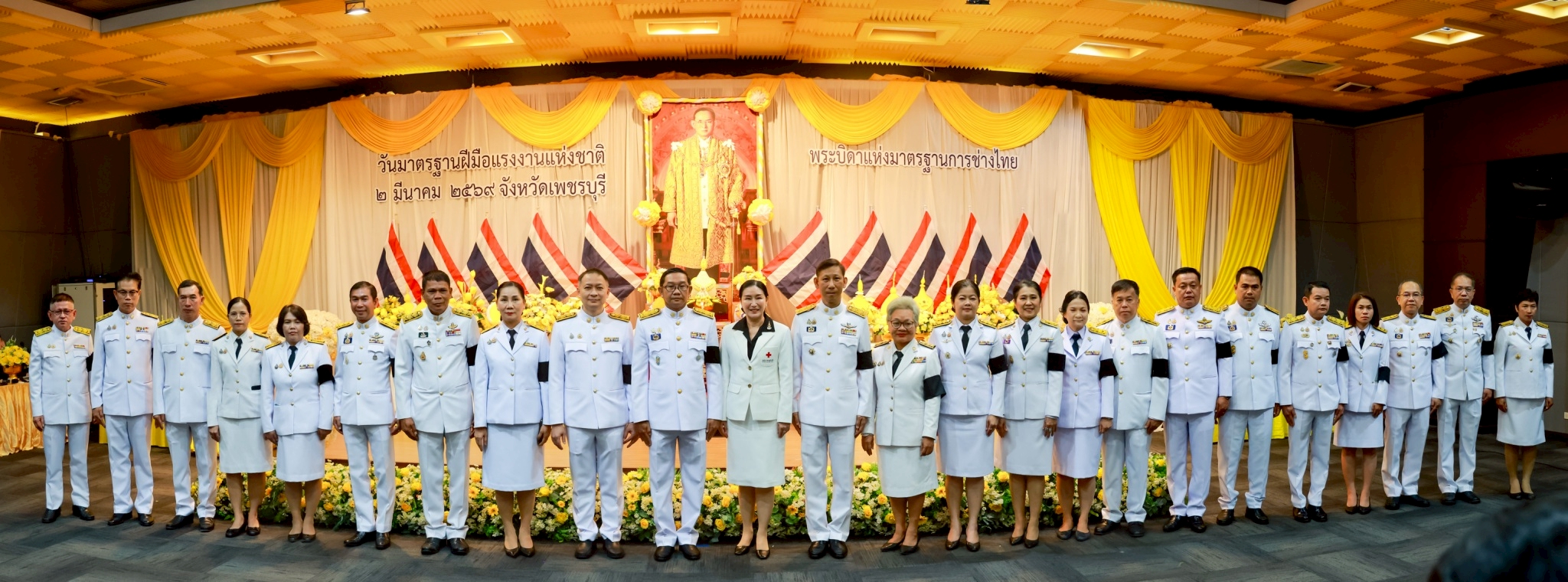 title - ปฏิรูปที่ดินจังหวัดเพชรบุรี พร้อมด้วยเจ้าหน้าที่ ส.ป.ก.เพชรบุรี ร่วมวางพานพุ่มและถวายสักการะแด่พระบาทสมเด็จพระบรมชนกาธิเบศร มหาภูมิพลอดุลยเดชมหาราช บรมนาถบพิตร 